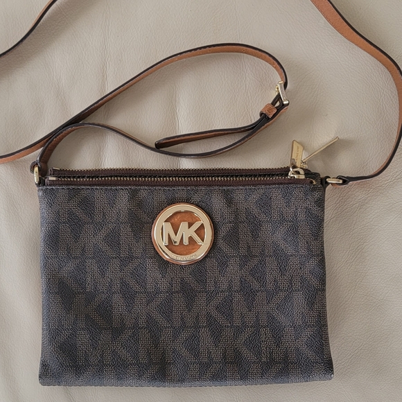 Michael Kors Leather Crossbody Bag MK with Built-in Wallet - Picture 2 of 7